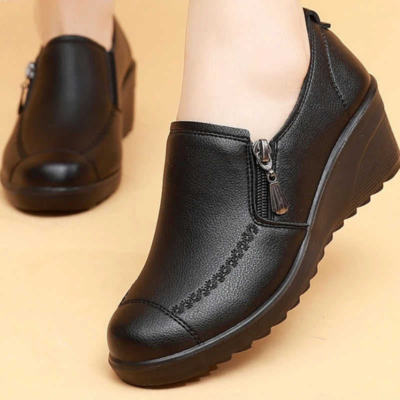 Isys wedge loafers for women,
Stylish compensating sole moccasins,
Medium heel slip-on shoes,
Durable PU leather loafers,
Zipper closure women's shoes,
Comfortable elevated loafers,
Chic casual footwear for spring and autumn,
Versatile wedge heel moccasins,
Fashionable everyday loafers,
Elegant women's loafers.