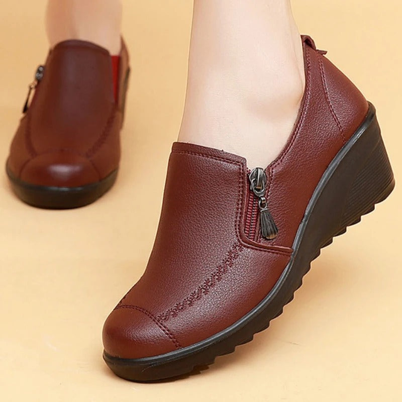 Isys wedge loafers for women,
Stylish compensating sole moccasins,
Medium heel slip-on shoes,
Durable PU leather loafers,
Zipper closure women's shoes,
Comfortable elevated loafers,
Chic casual footwear for spring and autumn,
Versatile wedge heel moccasins,
Fashionable everyday loafers,
Elegant women's loafers.