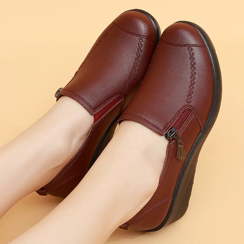 Isys wedge loafers for women,
Stylish compensating sole moccasins,
Medium heel slip-on shoes,
Durable PU leather loafers,
Zipper closure women's shoes,
Comfortable elevated loafers,
Chic casual footwear for spring and autumn,
Versatile wedge heel moccasins,
Fashionable everyday loafers,
Elegant women's loafers.