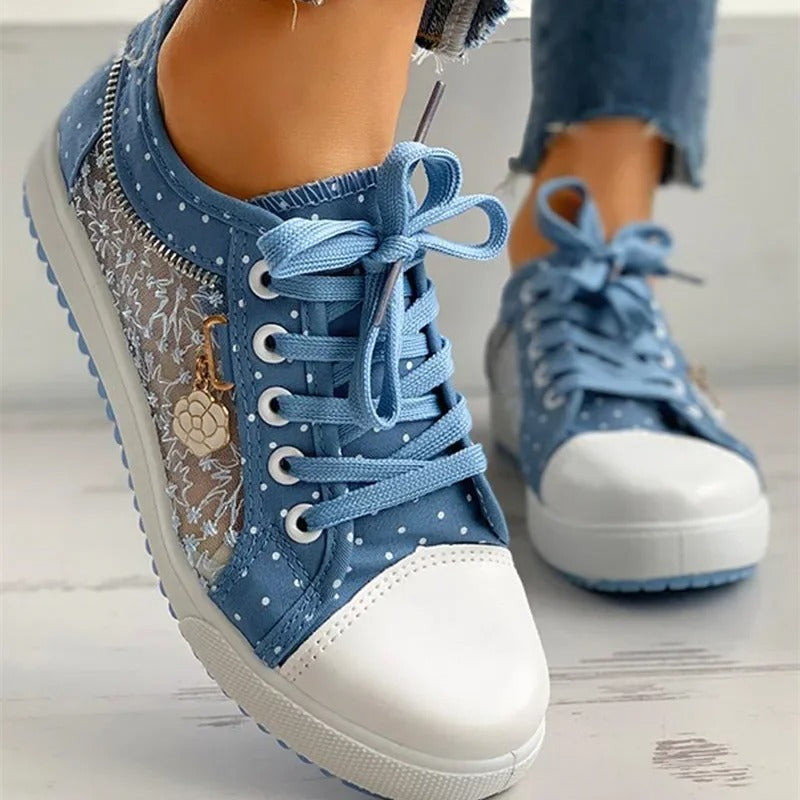 Baskets en toile de dentelle pour femmes,
Chaussures plates légères et respirantes,
Sneakers élégantes avec motifs floraux,
Confort optimal pour journées d'été,
Maille aérée pour ventilation,
Semelle légère pour un confort quotidien,
Baskets à lacets pour un ajustement personnalisé,
Style féminin et délicat,
Chaussures décontractées pour sorties,
Mode estivale pour femmes.